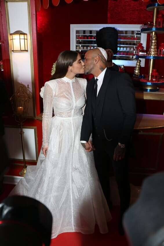 על השפתיים - רק את דניאל. אייל גולן ואשתו בחתונתם // צילום: ניר פקין